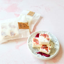 Load image into Gallery viewer, Florists Endearment - Natural scented with essential oils Soy Wax melts 
