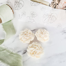 Load image into Gallery viewer, Small Timeless Flower Candle

